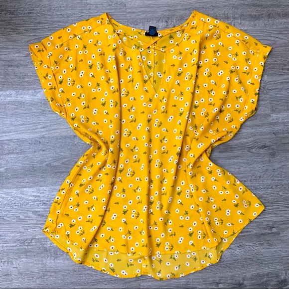 Rue21 Tops - Rue21 Daisy print V-Neck Top 3X